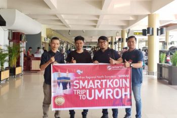 Smartfren Serahkan Reward Smart Koin kepada Mitra Outlet di Padang