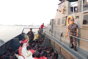Lanal Dumai gagalkan penyelundupan ratusan kotak miras ilegal