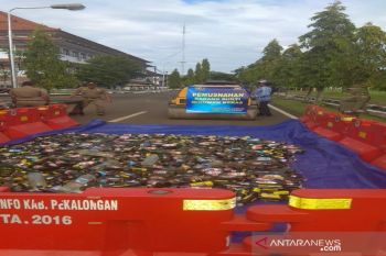 Ratusan botol minuman keras hasil sitaan di Pekalongan dimusnahkan