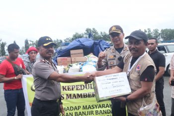 Polres Mamberamo Raya berikan bantuan kepada pengungsi Jayapura