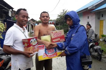 Jurnalis Jayapura berikan bantuan kepada rekannya yang terdampak banjir
