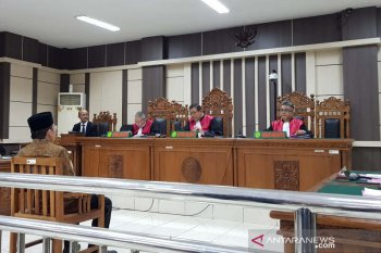 Wakil Ketua DPR didakwa terima suap dari dua bupati