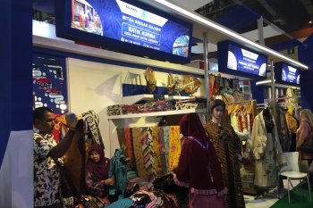 Mitra binaan BUMN tampilkan tenun dalam Pameran Adiwastra