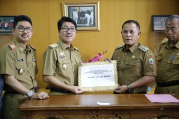 Sekdaprov Lampung Serahkan Bantuan Sebesar Rp330 Juta Kepada Korban Tsunami
