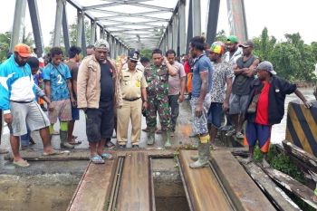 TNI bersama warga perbaiki jembatan rusak akibat tanah longsor