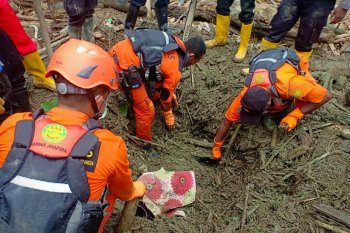 Tim SAR temukan jenazah korban banjir bandang di Komba
