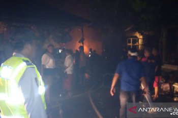 12 kios di Pasar Anyar Denpasar dilalap "si jago merah"