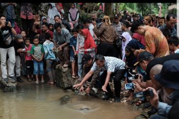 Warga sekitar pabrik Semen Gresik Rembang bersihkan sendang