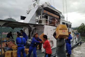 Ditpolair Polda Papua kerahkan kapal patroli angkut bantuan korban banjir