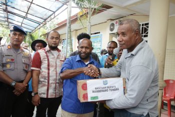 Bupati Mamteng Serahkan Bantuan Bagi Korban Banjir