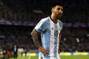 Alami cedera , Lionel Messi tinggalkan kamp Argentina dan kembali ke Barcelona