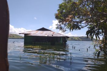Warga terdampak luapan Danau Sentani butuh tangki fiber