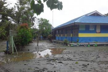 SMPN 5 Kehiran tertimbun lumpur pascabanjir Sentani belum beraktivitas