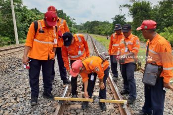 Pastikan Keselamatan Perjalanan Kereta Api, Kadiv Cek Lintasan KA Sepanjang 10 KM