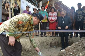 Gereja Pouk Kolonodale mulai dibangun, Bupati Morut salurkan bantuan