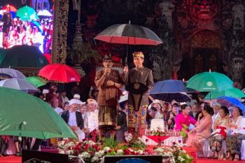 Ini bendesa yang dipayungi Jokowi