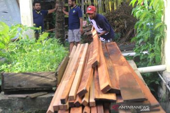 Alumni Uncen bangun MCK  di tiga kampung terdampak luapan Danau Sentani