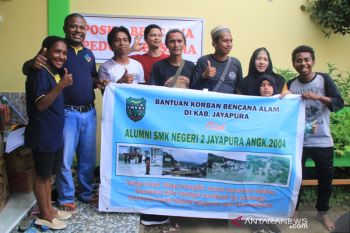 Alumni SMKN 2 Jayapura salurkan bantuan buat korban banjir