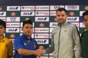 Pelatih senior Simon boyong 21 pemain ke Jordania