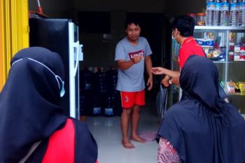 Alfamart membagikan bubuk abate ke warga Mataram