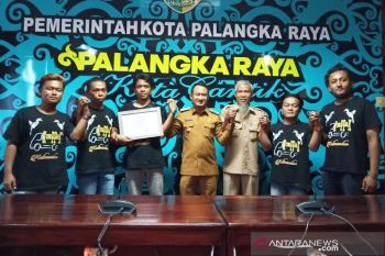 Komunitas Pikap Kalimantan tambal jalan berlubang, ini respon Wali Kota