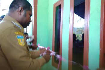 Bupati Biak Numfor resmikan rumah yang dibangun dengan dana desa