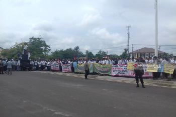 Ribuan karyawan perusahaan sawit Mitra Ogan demo ke kantor bupati