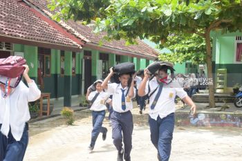 Kades Hanura Apresiasi Simulasi Bencana Ke Pelajar Sekolah