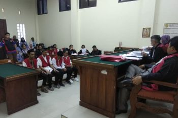 Empat kurir sabu-sabu dijatuhi hukuman penjara sepuluh tahun dua bulan