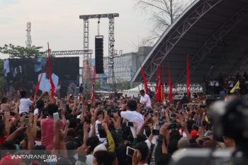 Basah kuyup dan tangan Jokowi terluka