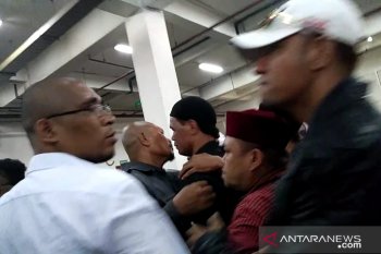 Hercules mengamuk kepada sejumlah wartawan sebelum jalani sidang vonis