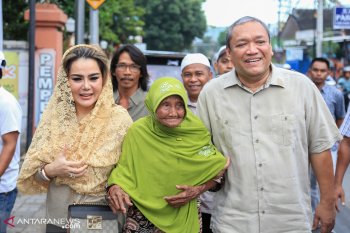 Nenek Irah membantah menerima uang saat peluk Prabowo