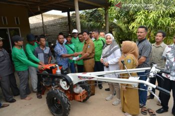 Wagub serahkan tangki air dan traktor tangan kepada petani