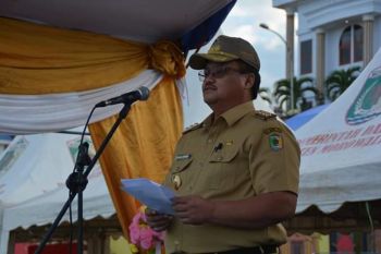 Aptripel Tumimomor baca pantun untuk Satlinmas pengawal Pemilu