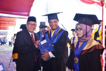 Sekdaprov Dr H Moh Hidayat Lamakarate, MSi ikut wisuda Untad Palu