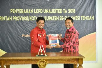 Sekdaprov dan tiga bupati se-Sulteng serahkan LKPD 2018, BPK; masih ditemukan pelanggaran
