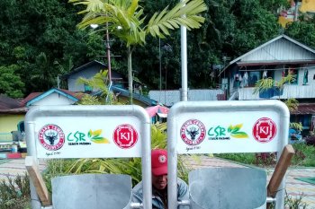 Semen Padang bantu penyediaan 40 tong sampah di Padang