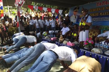Gubernur NTT bersama para pelajar push up ramai-ramai