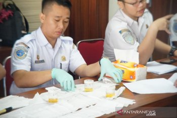 Cegah narkoba, ratusan pegawai Terminal Tirtonadi jalani tes urine