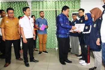 Pemkab Pulang Pisau serahkan Rp410 juta bonus prestasi Porprov