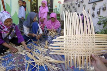 Kerajinan Besek Untuk Bayar SPP Sekolah