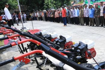 Ratusan kelompok tani Rembang terima alat pertanian