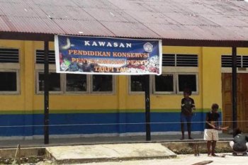 Aktivitas belajar mengajar pascabanjir di SMP Tarfia Jayapura kembali normal