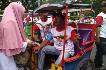 Kampanye Akbar Capres Jokowi diantar naik becak