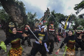 Kesenian Bebegig dan wayang Landung