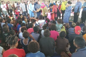 Menteri PPPA menyapa anak-anak pengungsi banjir bandang Sentani
