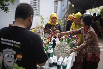 Produk kerajinan berbahan sampah plastik