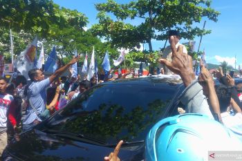 Masyarakat tumpah ruah sambut kedatangan Prabowo di Padang