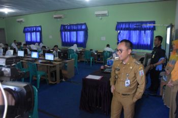 Bupati Adipati tinjau pelaksanaan UNBK di SMA N 1 Blambangan Umpu.