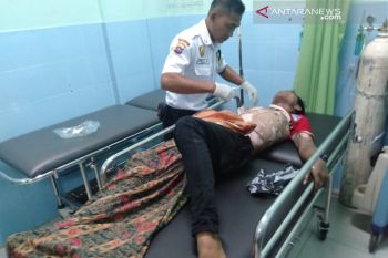 Seorang warga Pasaman Barat luka bakar tersengat listrik saat memasang papan iklan